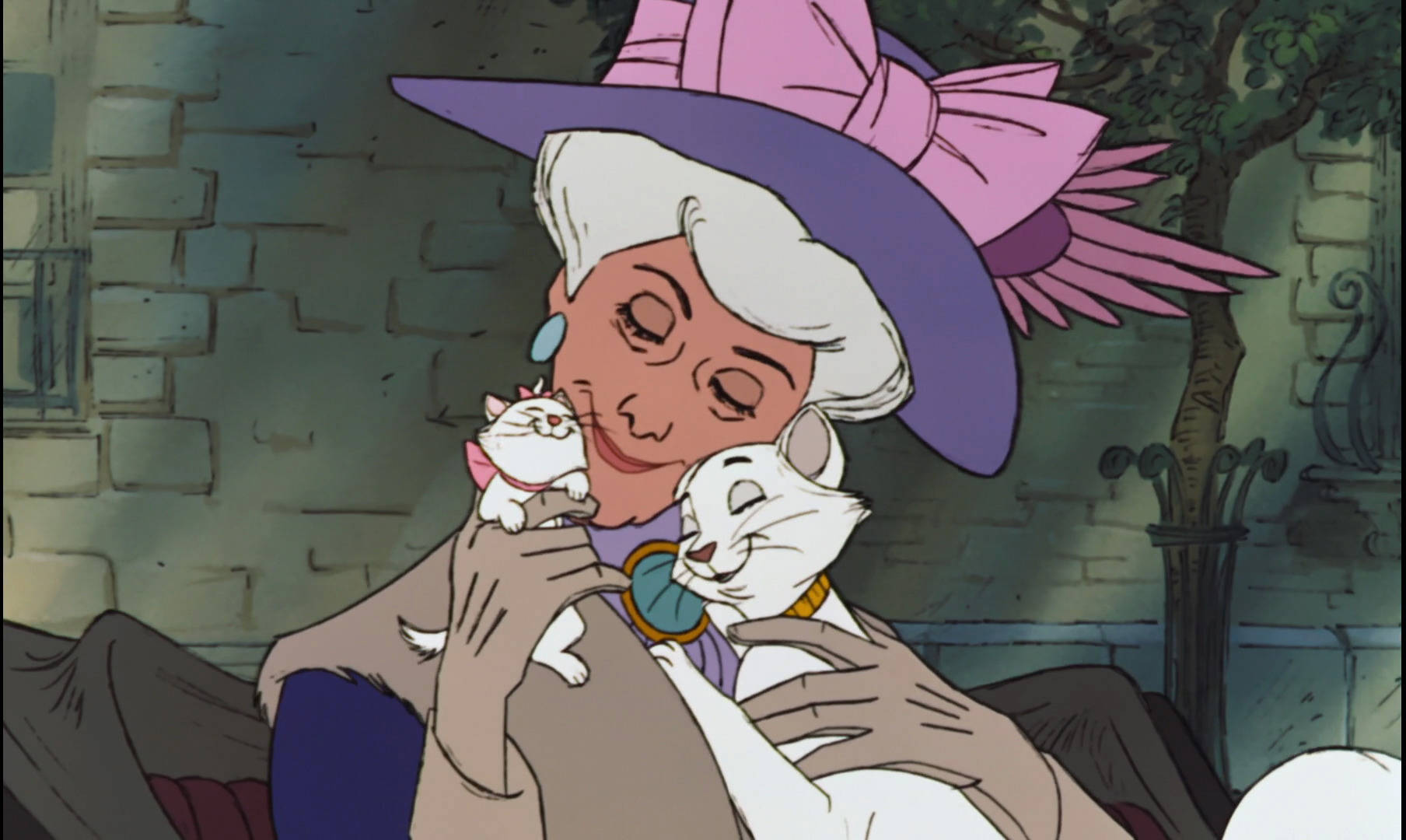 aristocats 桌布 壁紙 — 一位戴著紫色帽子、繫著粉紅色蝴蝶結的老婦人，在石牆背景下深情地抱著兩隻白貓。