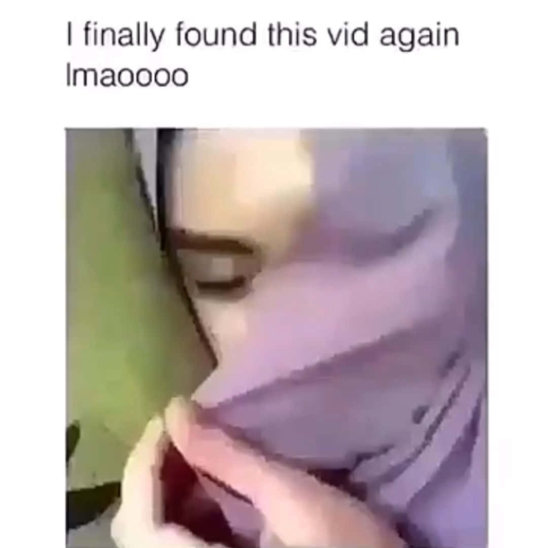 Stupid Funny 桌布 壁紙 — 一位戴著紫色頭巾的人拿著綠色背景的手機大笑。