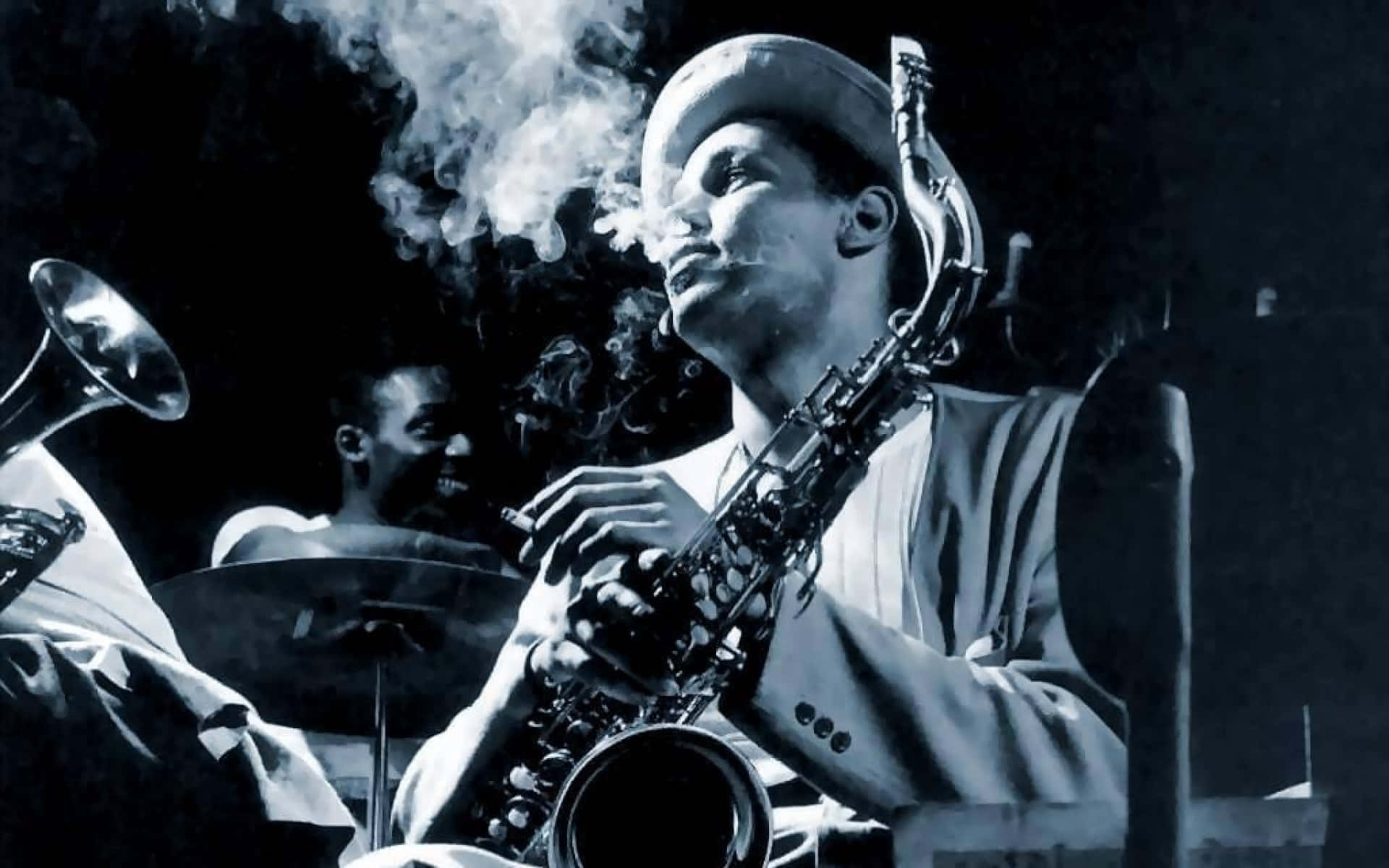 Jazz 桌布 壁紙 — 一位戴著紳士帽的爵士薩克斯風手在戲劇性的舞台燈光下演奏時呼出煙霧。