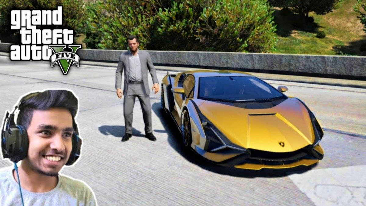 戴著耳機的遊戲玩家在GTA V遊戲場景中微笑站在金色藍寶堅尼旁邊。 — GTA 5 動圖 壁紙