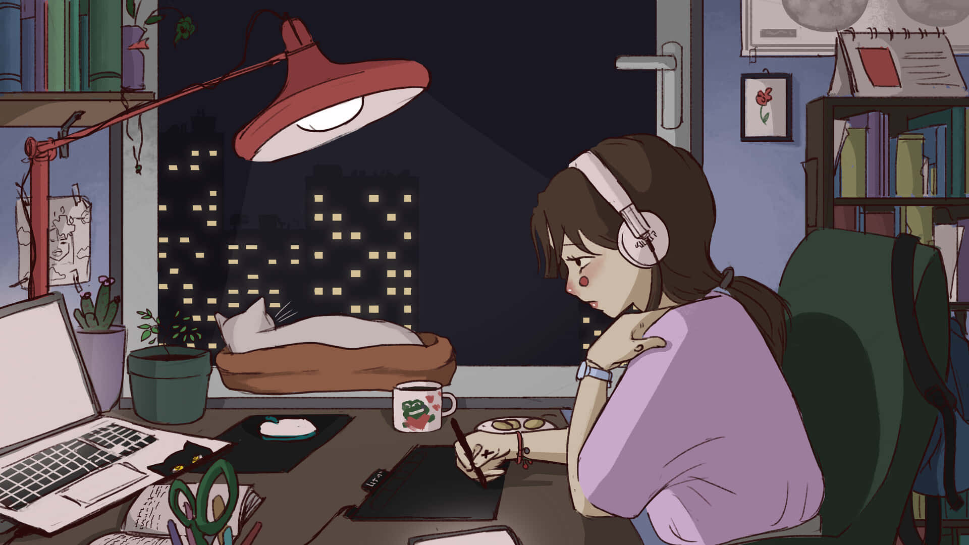 Studying 桌布 壁紙 — 一位戴著耳機的年輕女子在夜晚於雜亂的書桌上畫畫，窗外可見一隻睡著的貓和城市燈光。