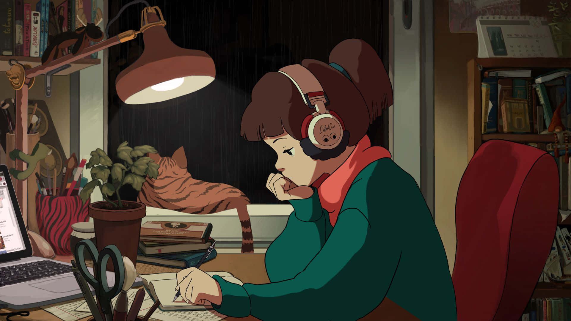 lofi 桌布 壁紙 — 一位戴著耳機的年輕女性在溫暖的燈光下於雜亂的書桌上寫字，一隻貓在窗邊睡覺。