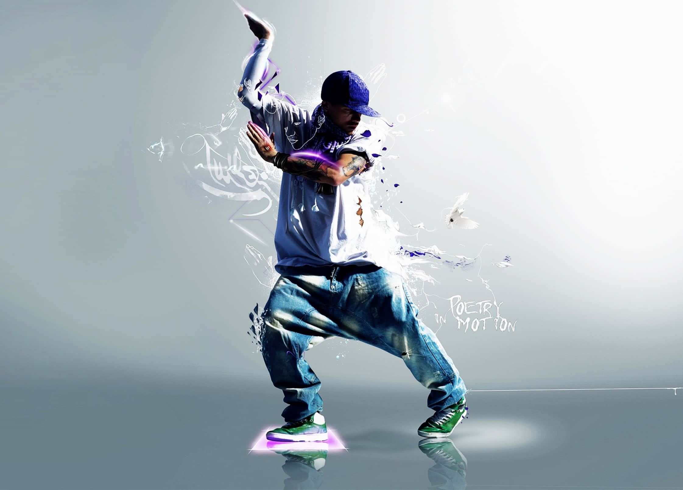 hiphop 桌布 壁紙 — 一位戴著藍色帽子、穿著牛仔褲的動感街舞者在簡約灰色背景下，釋放出帶有發光紫色能量和白色飛濺的強力動作。