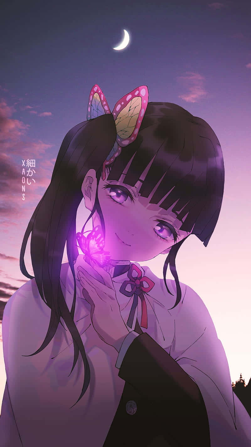 Demon Slayer Kanao 桌布 壁紙 — 一位戴著蝴蝶髮夾的年輕動漫女孩在暮色中的新月下拿著一朵發光的紫色花。