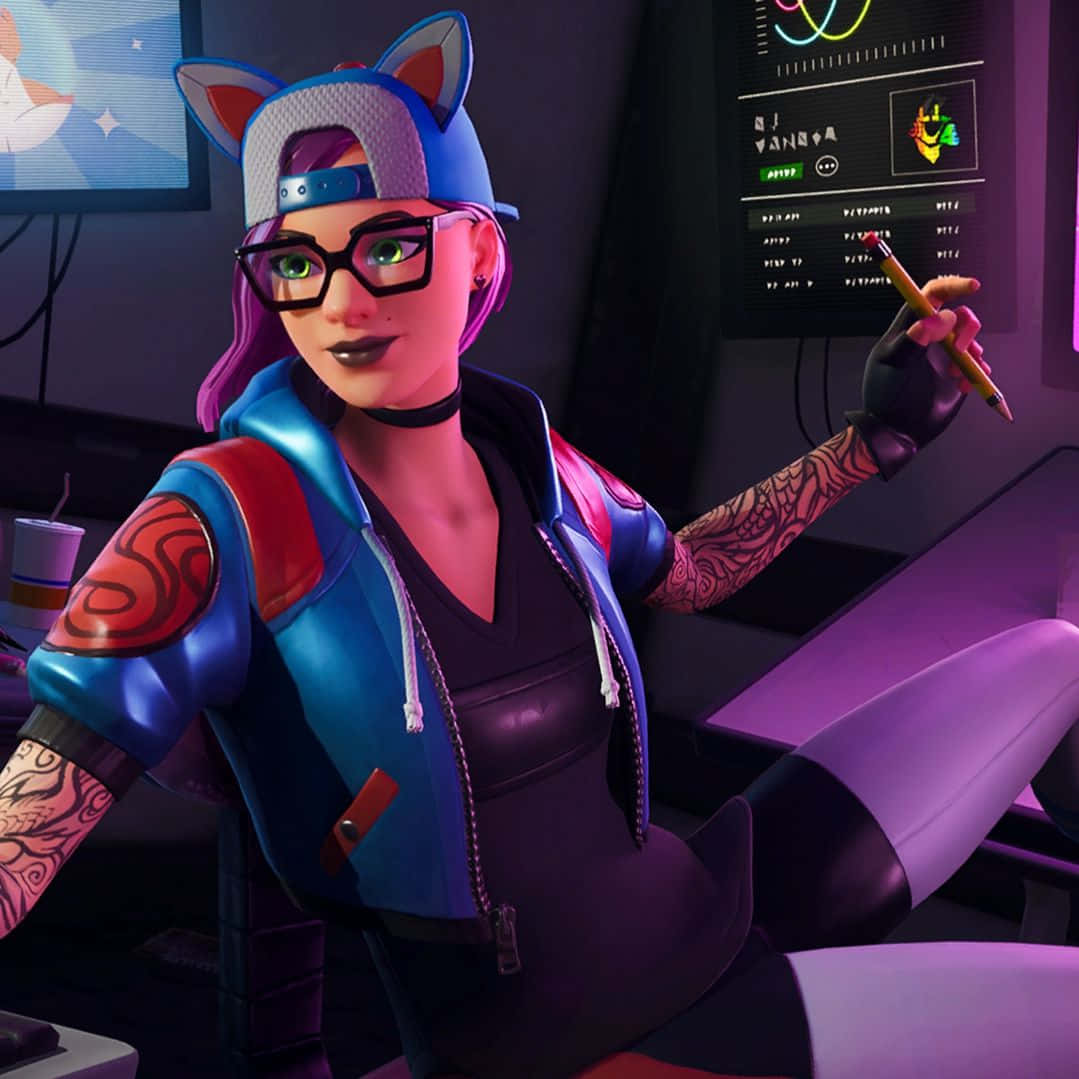 Fortnite 桌布 壁紙 — 一位戴著貓耳和眼鏡的風格化女性遊戲玩家坐在霓虹燈房間裡，在發光的螢幕旁拿著鉛筆。