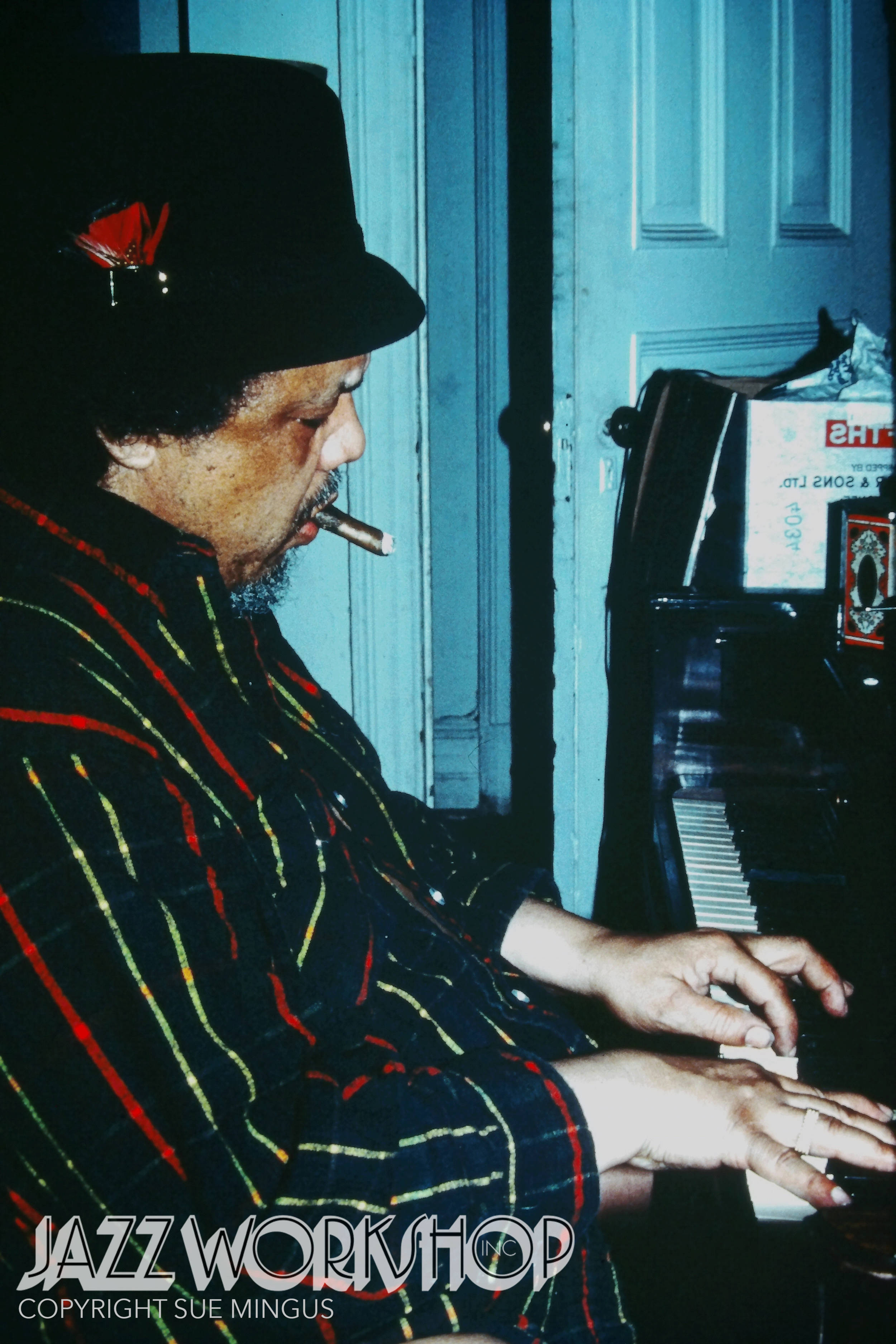 guitar player 桌布 壁紙 — 一位戴著軟呢帽、身穿條紋襯衫的爵士音樂家，在昏暗的藍色房間裡叼著香煙彈鋼琴。