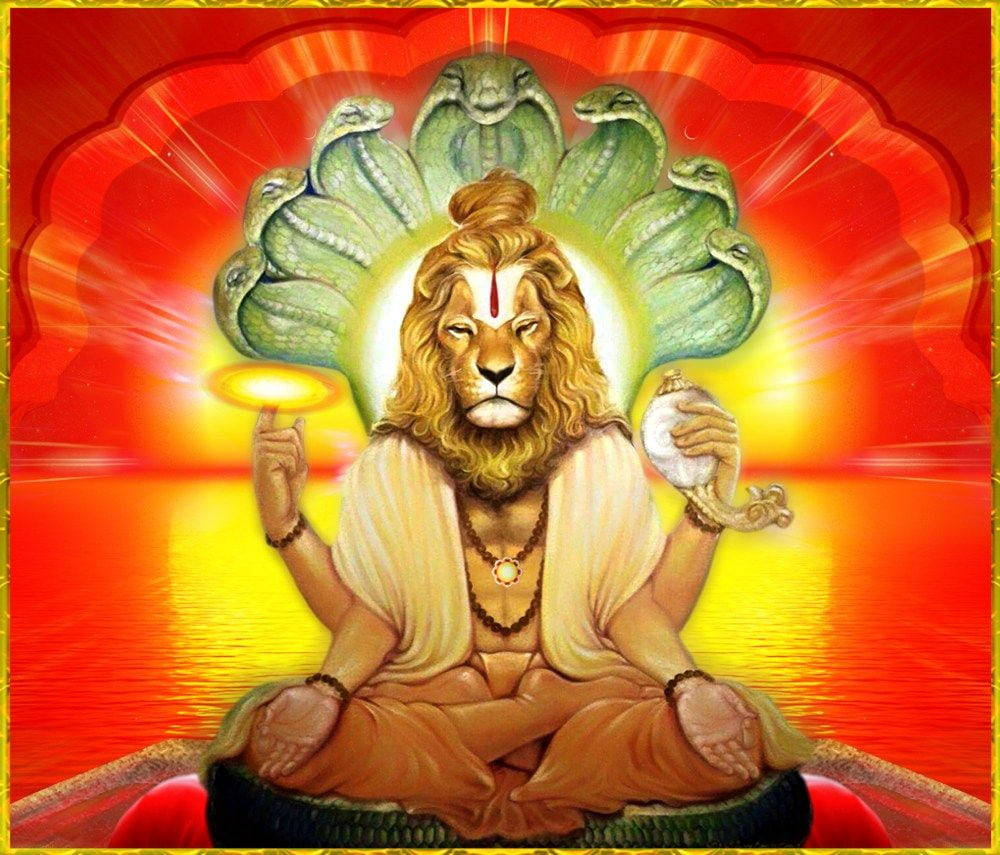 Narasimha 桌布 壁紙 — 一位戴著那伽冠的雄獅頭神祇，在光芒四射的紅金色背景下靜坐冥想。