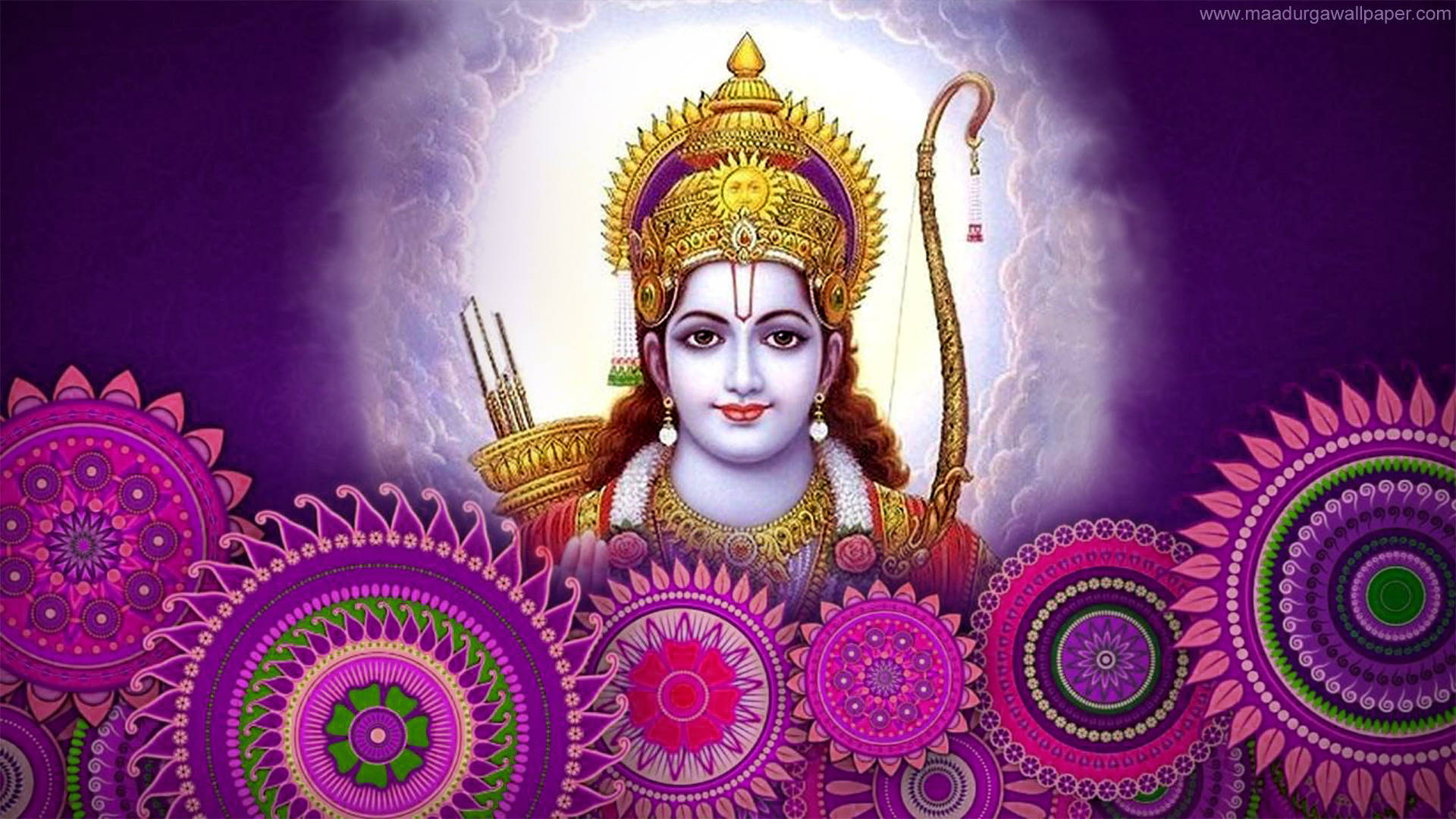 Hindu God 桌布 壁紙 — 一位戴著金色皇冠和弓箭的神聖人物在紫色天空下閃耀，周圍環繞著粉紅色和綠色的複雜曼陀羅圖案。