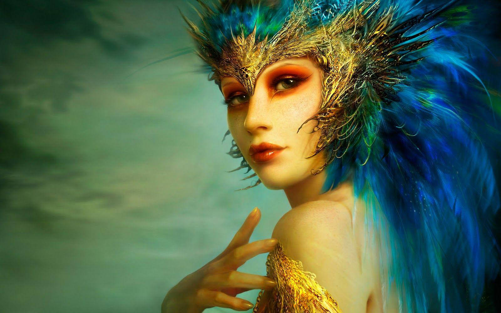 Ethereal 桌布 壁紙 — 一位戴著金色華麗面具和鮮豔藍色羽毛頭飾的女性，在霧氣瀰漫的藍綠色背景下溫柔凝視。