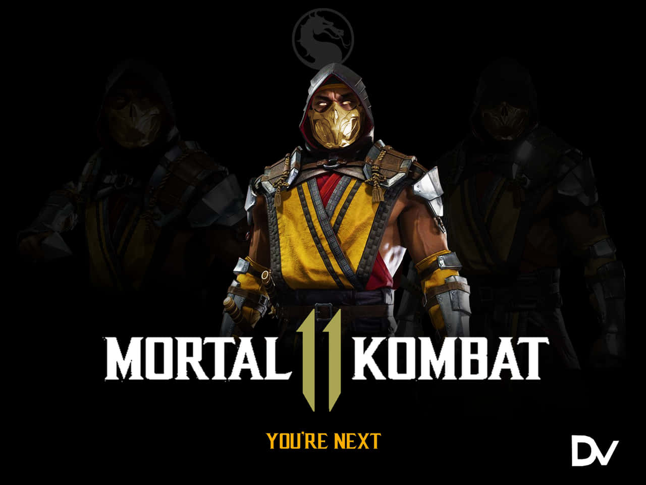 Mortal Kombat Scorpion 桌布 壁紙 — 一位戴著金色面具的真人快打戰士站在舞台中央，身後有兩個陰影人物，背景為黑色。