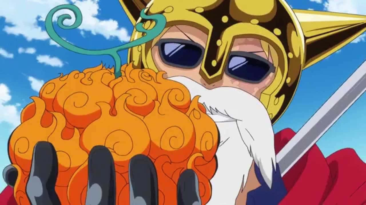 Gomu Gomu No Mi 桌布 壁紙 — 一位戴著金色頭盔、留著白鬍子的動漫戰士，在明亮的藍天下拿著一個橙色的惡魔果實。