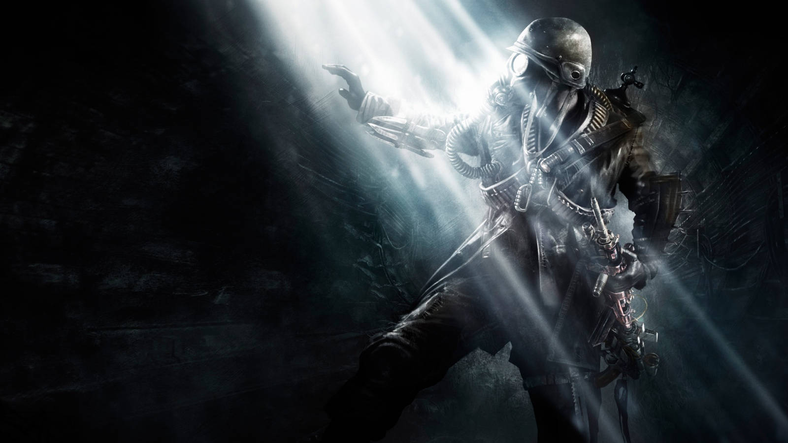 Metro Last Light 桌布 壁紙 — 一位戴著防毒面具和皮革盔甲的蒸氣龐克戰士站在黑暗的洞穴中，光束穿過他們周圍的薄霧。