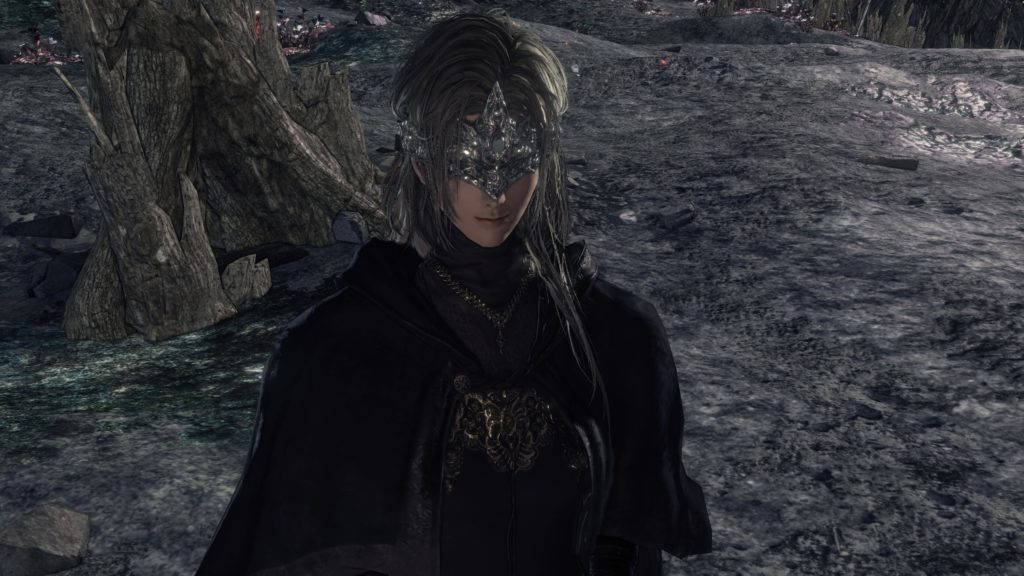 dark souls 4K 桌布 壁紙 — 一位戴著面具、身穿黑色斗篷的戰士，莊嚴地站在一片荒涼、岩石遍布、長滿扭曲樹木的風景中。