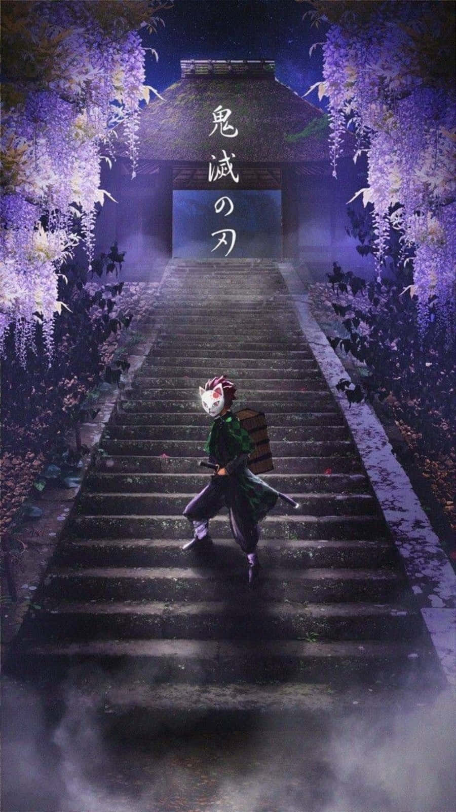 動漫 桌布 壁紙 — 一位戴著面具的動漫戰士，在星光燦爛的夜空下，沿著霧氣瀰漫的石階拾級而上，兩旁是發光的紫色紫藤，通往一座傳統神社。
