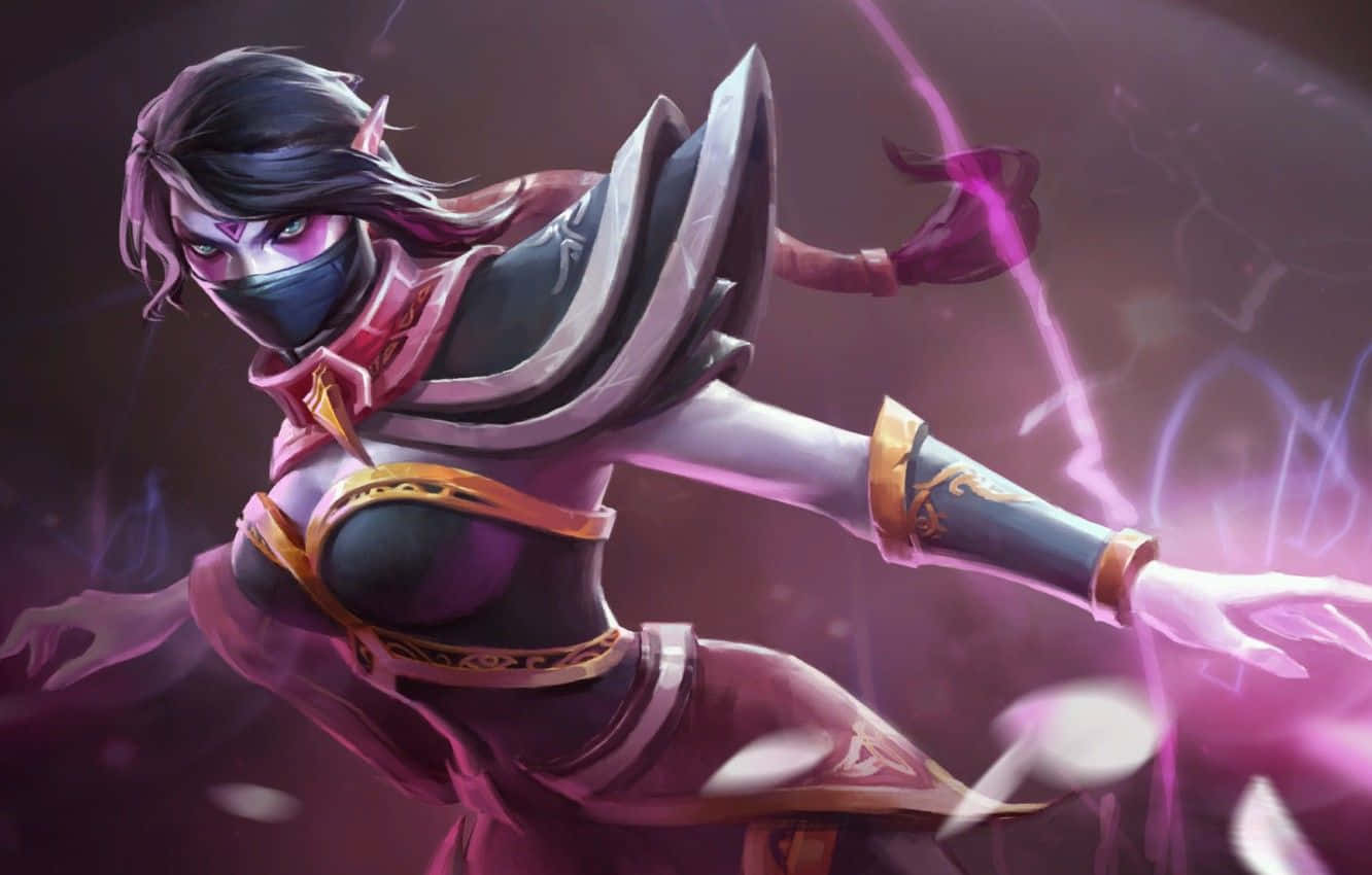Templar Assassin 桌布 壁紙 — 一位戴著面具的女戰士，身穿紫色和金色盔甲，以動態動作引導發光的粉紅色能量。