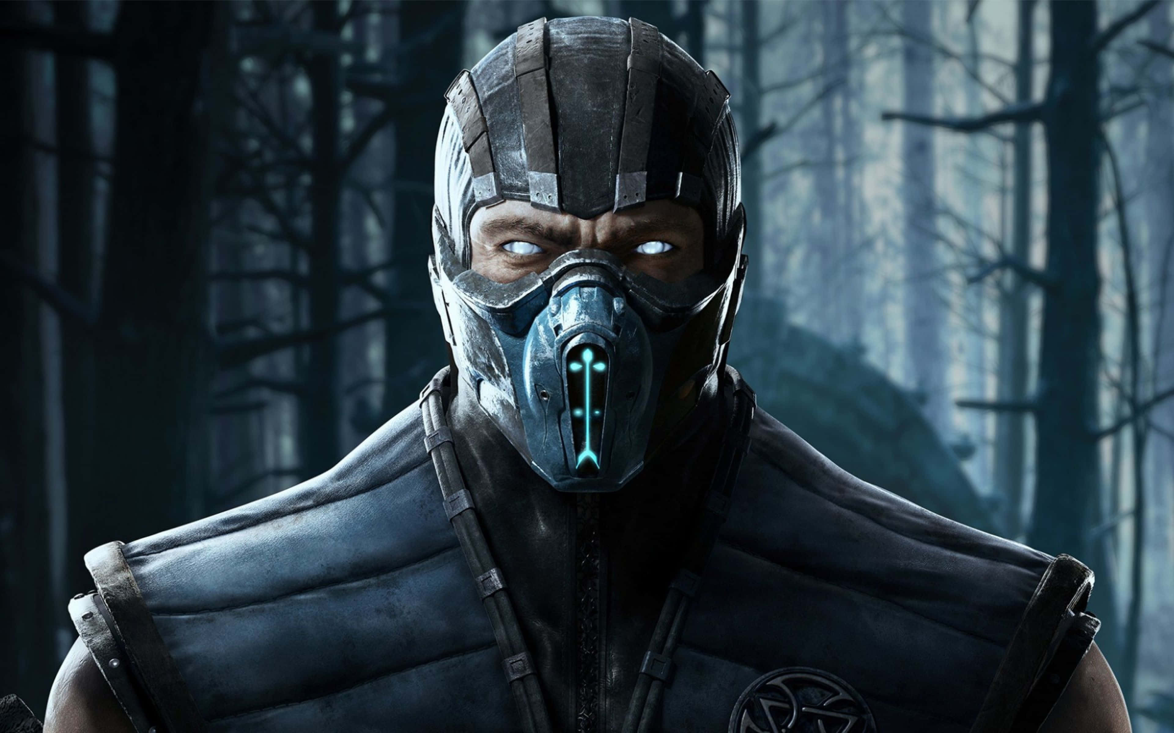 Mortal Kombat Sub-zero 桌布 壁紙 — 一位戴著面具的戰士，擁有發光的藍色眼睛和未來風格的口罩，站在迷霧籠罩的黑暗森林中。
