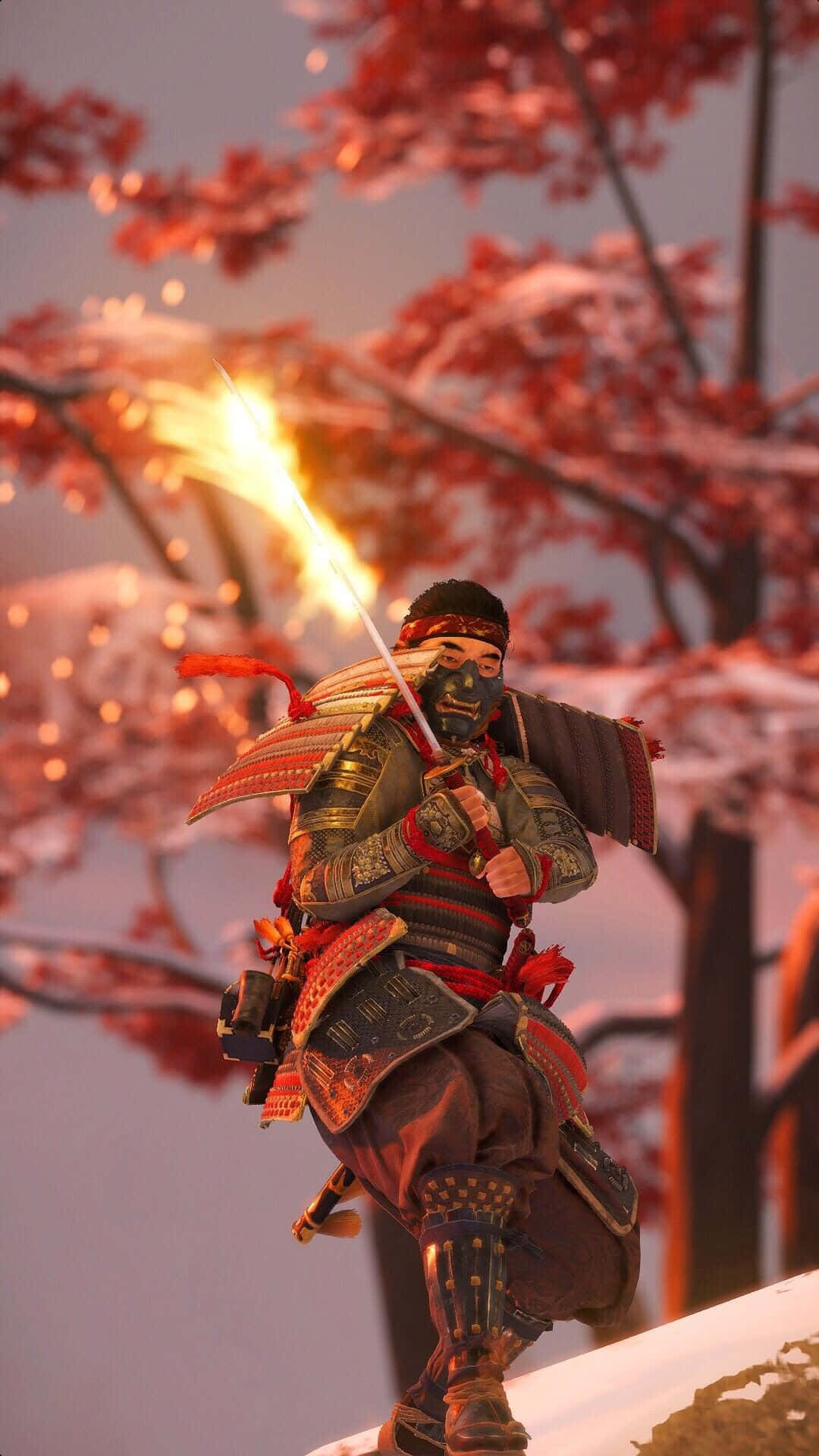 電玩遊戲 桌布 壁紙 — 一位戴著面具的武士戰士，身穿華麗盔甲，在黃昏時分於雪花飄落的櫻花樹下揮舞著火焰劍。