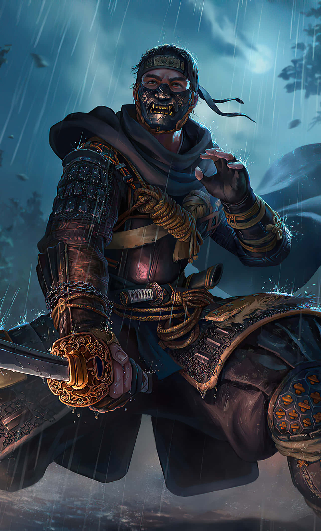 Ghost Of Tsushima iPhone 桌布 壁紙 — 一位戴著面具的武士戰士身著華麗盔甲，在傾盆大雨中挑釁地站立，緊握著一把武士刀，雨水在他身後劃過憂鬱的藍灰色天空。