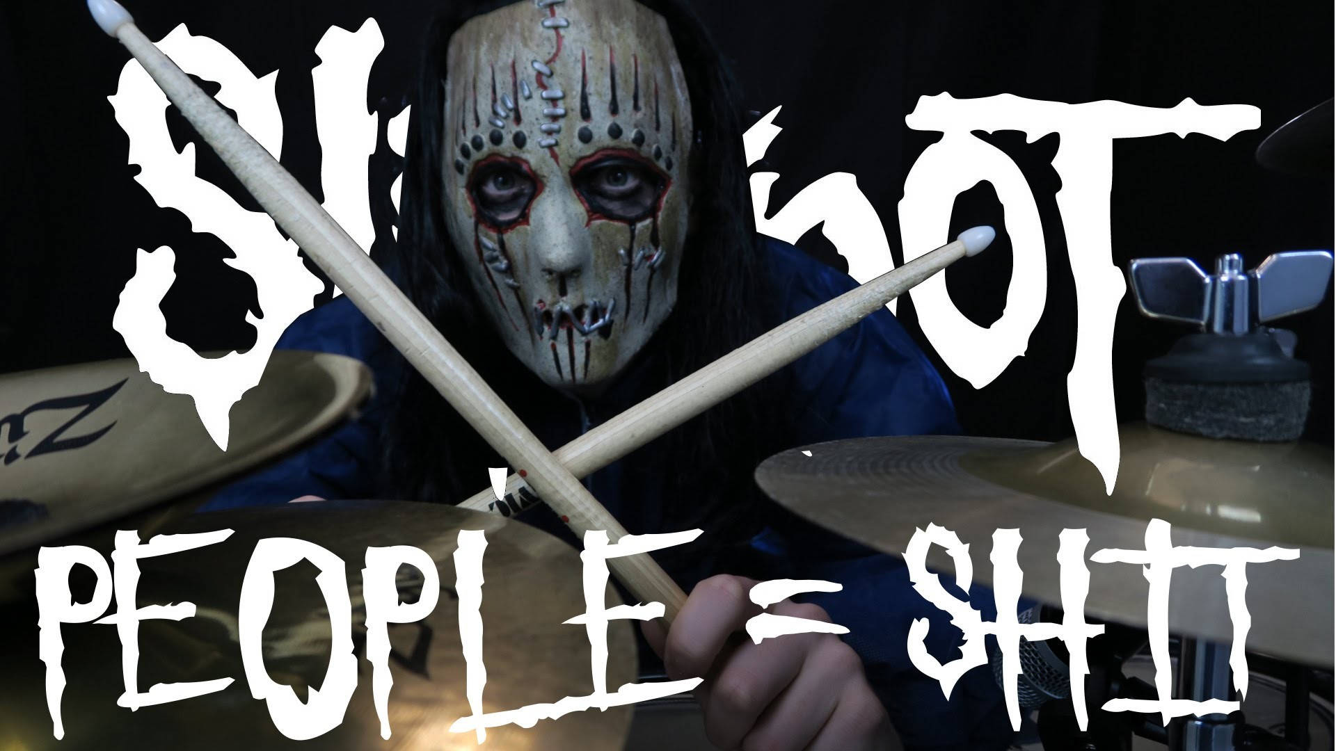Joey Jordison 桌布 壁紙 — 一位戴著面具的鼓手，有著怪異的白色臉龐和黑色淚水，在戲劇性的燈光下演奏一套鼓。