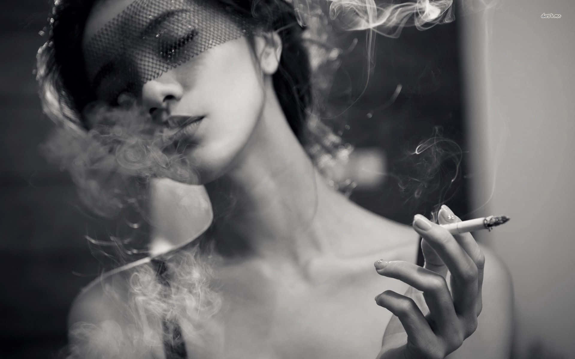Asian Woman 桌布 壁紙 — 一位戴著面紗的女人抽著煙，旋轉的煙霧籠罩著她的臉，形成一幅充滿氛圍的黑白肖像。