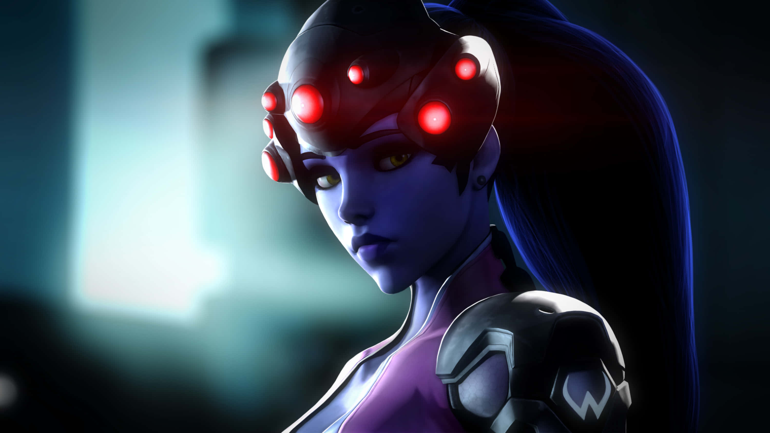 HD Overwatch 桌布 壁紙 — 一位戴著頭盔、頭盔上有發光紅色眼狀節點的賽博格女性，在昏暗的未來場景中凝視著。