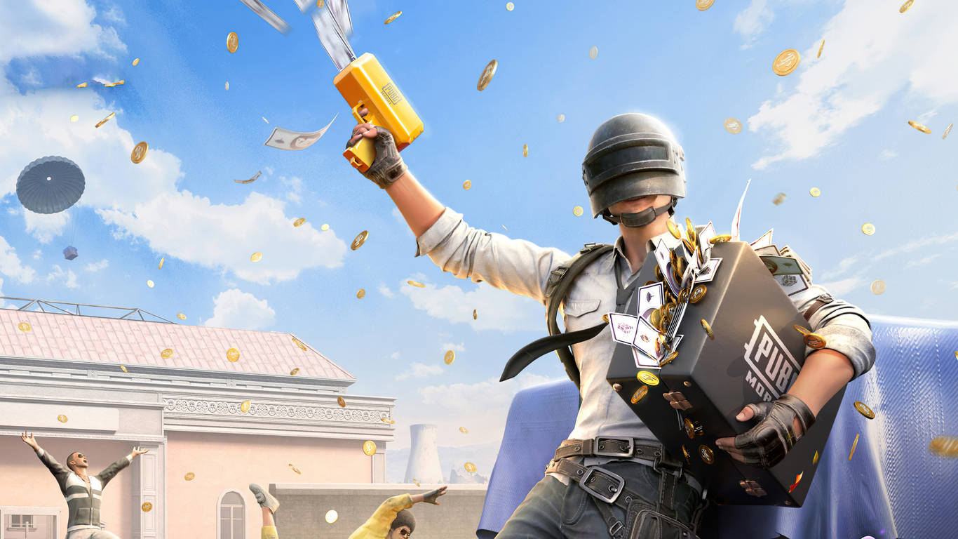 絕地求生 桌布 壁紙 — 一位戴著頭盔和裝備的勝利PUBG玩家，在明亮的藍天下從戰利品箱中噴灑硬幣和現金來慶祝勝利。