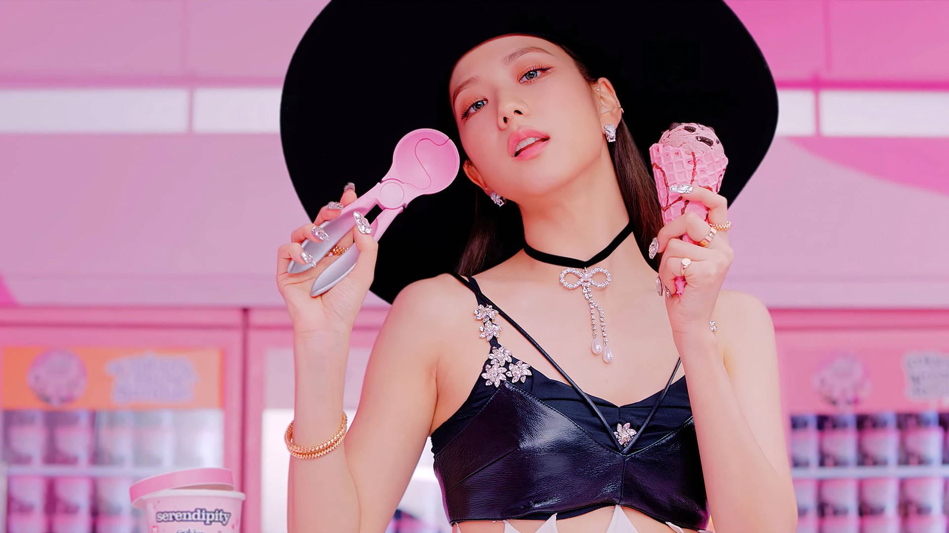 BLACKPINK 桌布 壁紙 — 一位戴著黑色寬邊帽子的女士，在充滿活力的粉紅色背景前，手持粉紅色冰淇淋甜筒和湯匙。