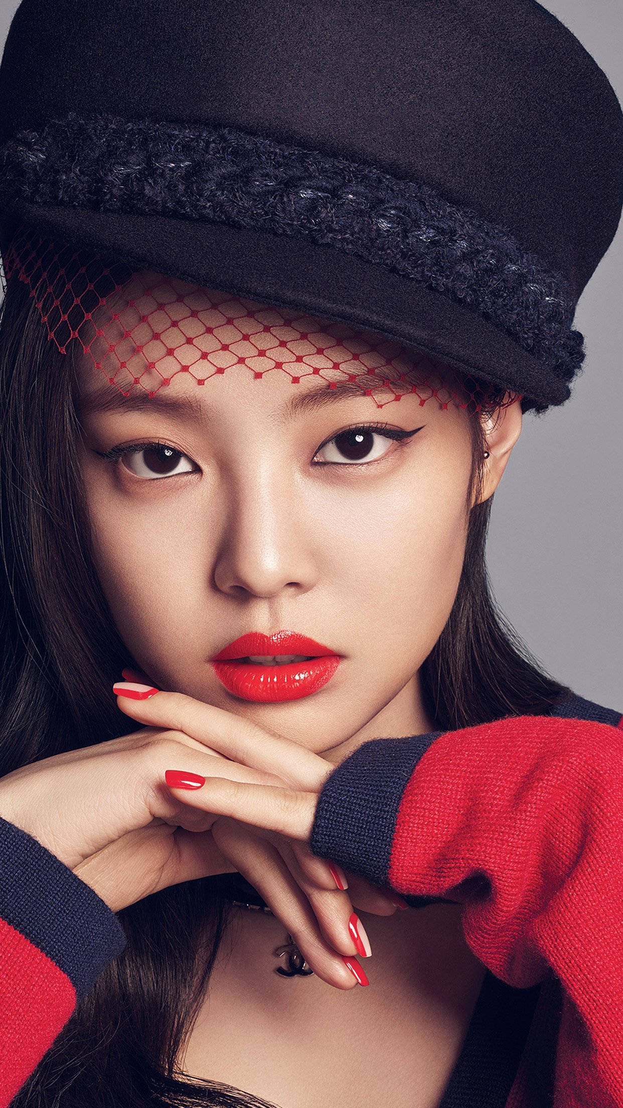 BLACKPINK 桌布 壁紙 — 一位戴著黑色帽子、紅色網紗和鮮紅色唇膏的女性，雙手交疊托著下巴，凝視著鏡頭。