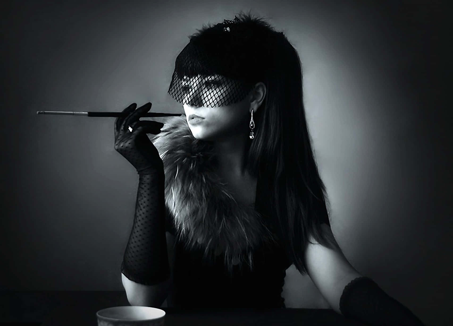 cigarettes 桌布 壁紙 — 一位戴著黑色羽毛帽和面紗的女性，戴著手套的手拿著香煙，背景是深色漸變。