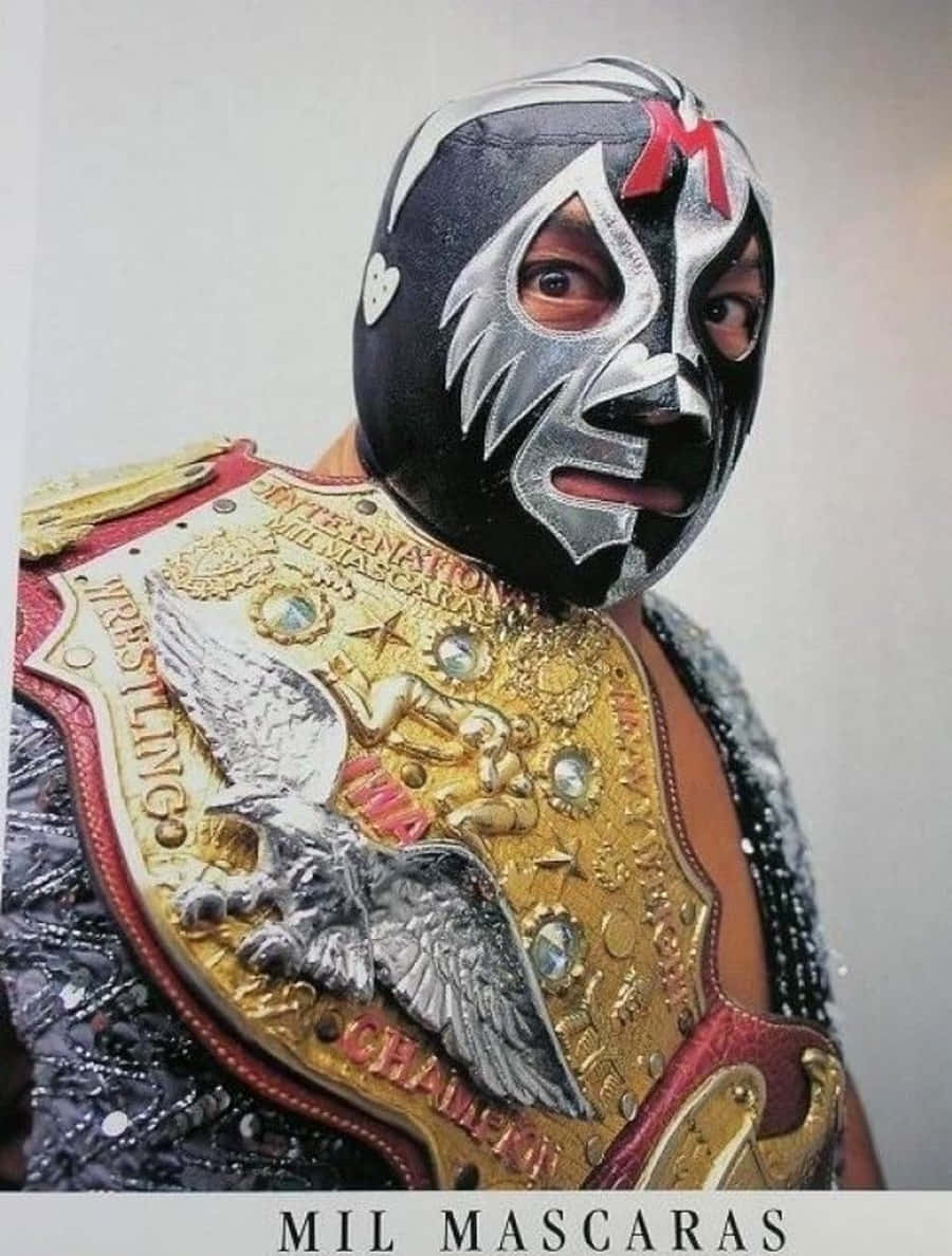 Mask 桌布 壁紙 — 一位戴著黑銀色面具、帶有紅色點綴的蒙面摔角手，佩戴著帶有鷹徽的金色冠軍腰帶。