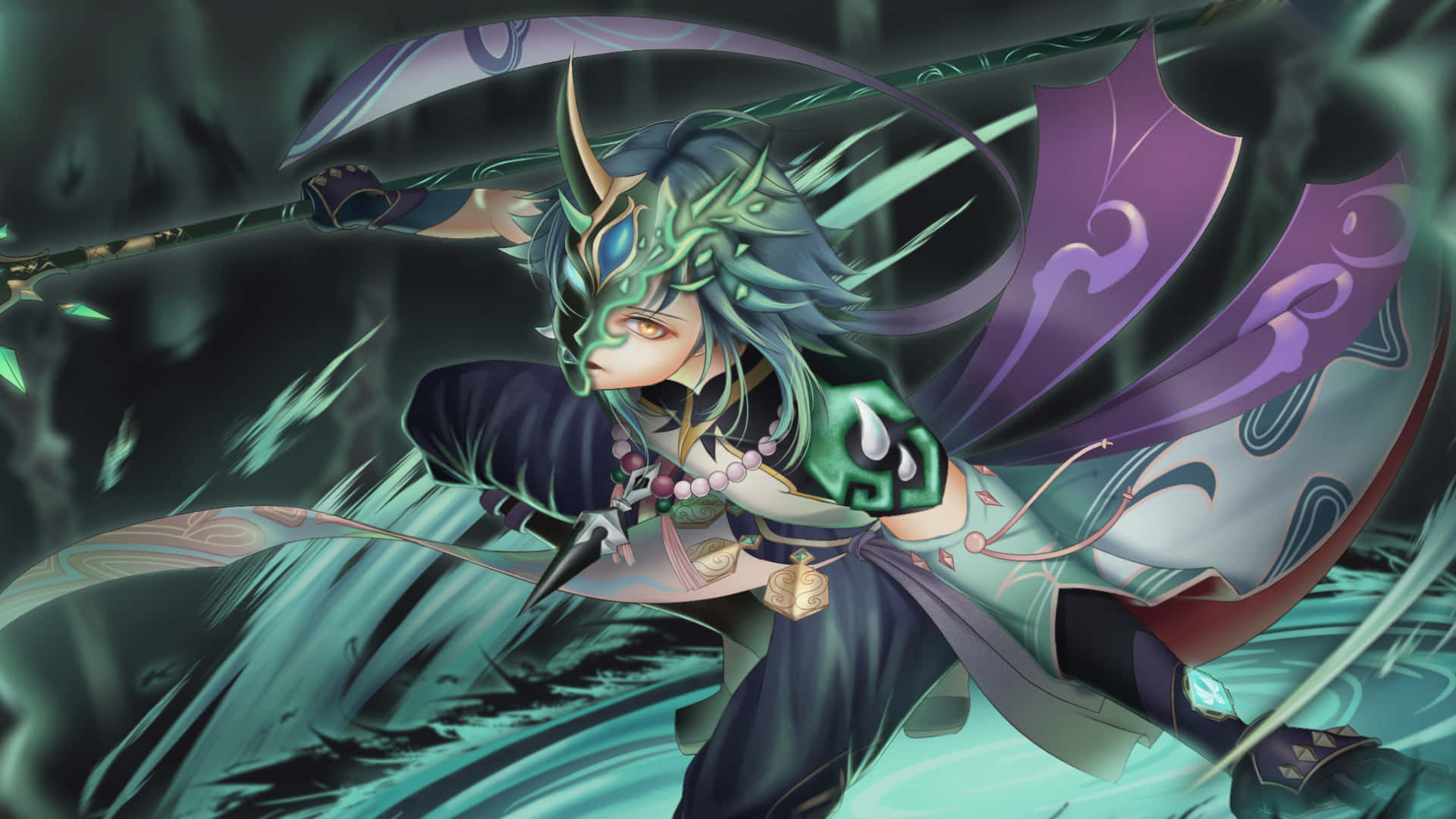 Genshin Impact Xiao 桌布 壁紙 — 一位戴著龍面具、擁有青綠色頭髮的動漫戰士，在旋轉的綠色能量和紫色翅膀中揮舞著發光的劍。