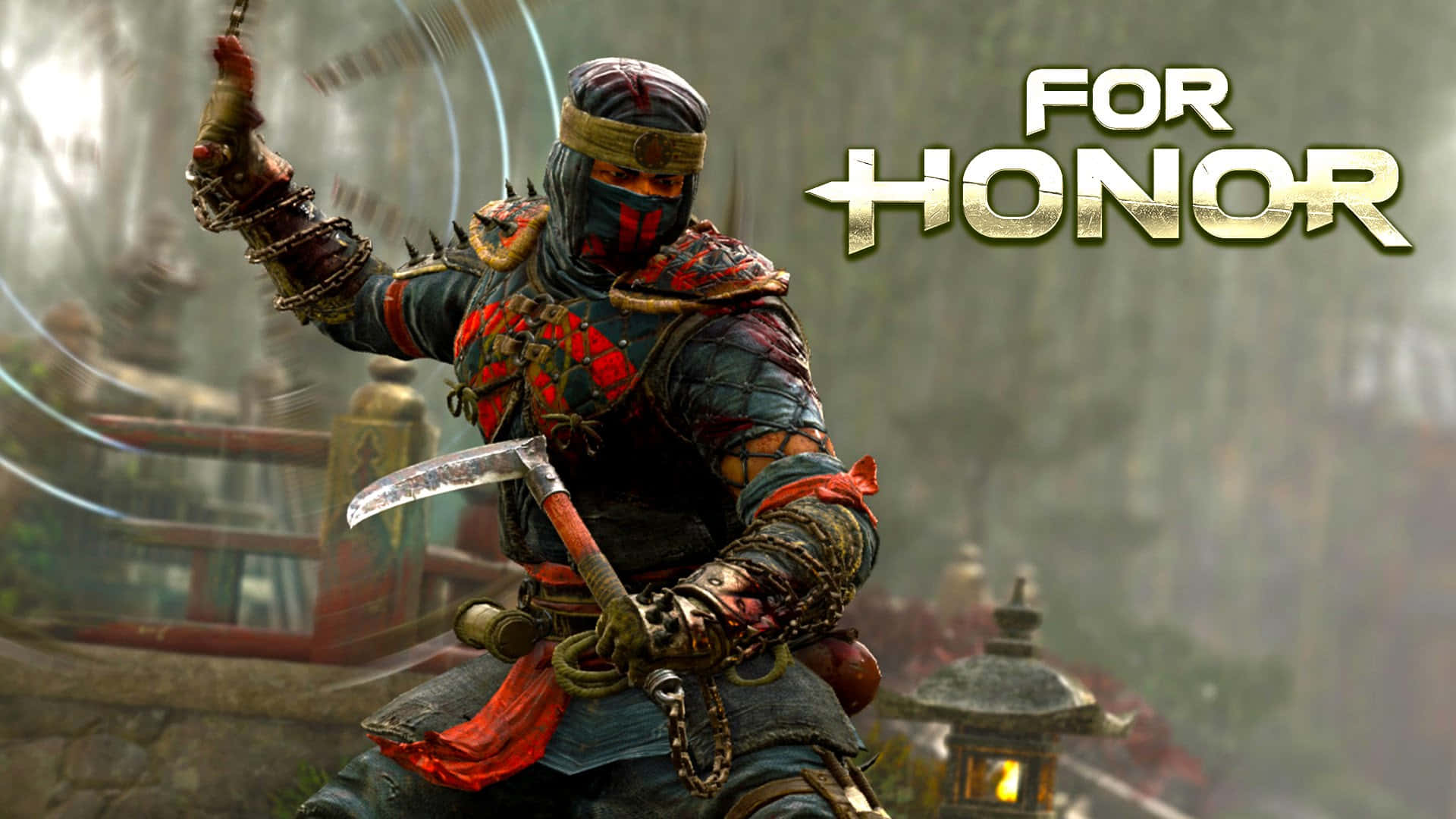 Female Samurai For Honor 桌布 壁紙 — 一位戴面具、身穿華麗盔甲的武士戰士，在霧氣瀰漫的日本庭院背景下，揮舞著帶有動態模糊效果的彎曲刀刃。
