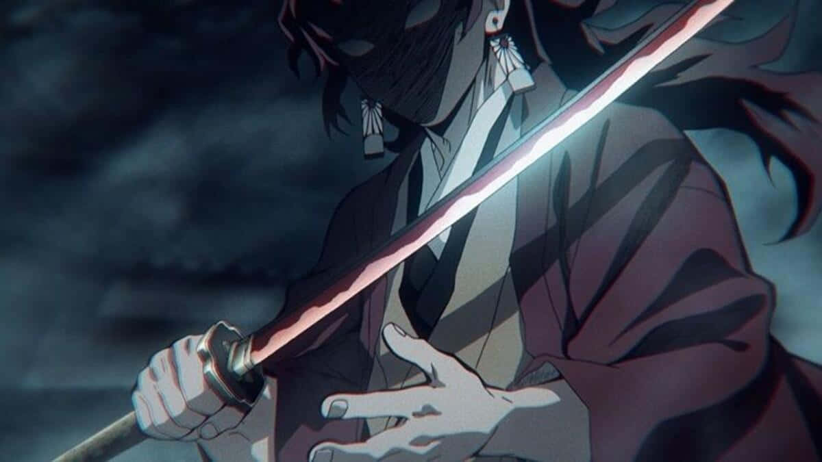 Yoriichi Tsugikuni 桌布 壁紙 — 一位戴面具的動漫戰士在暴風雨的夜空下，握著發光的劍，帶有戲劇性的燈光效果。