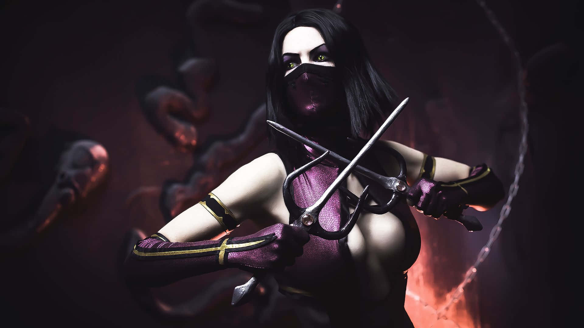 Mortal Kombat Mileena 桌布 壁紙 — 一位戴面具的女刺客，身穿紫色裝備，在黑暗火熱的背景下揮舞著一把釵武器。