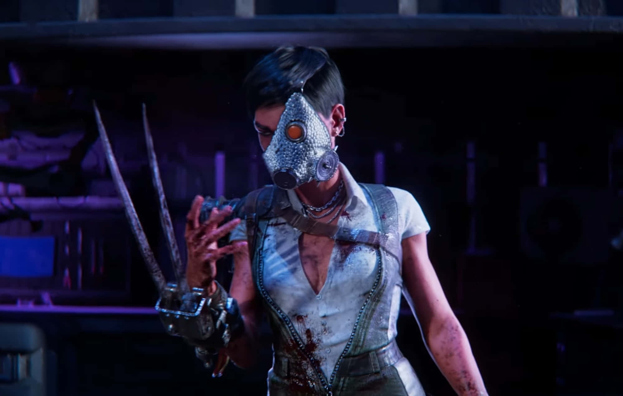Dead By Daylight Killers 桌布 壁紙 — 一位戴面具的戰士，擁有機械爪和血跡斑斑的服裝，站在光線昏暗的工業環境中。