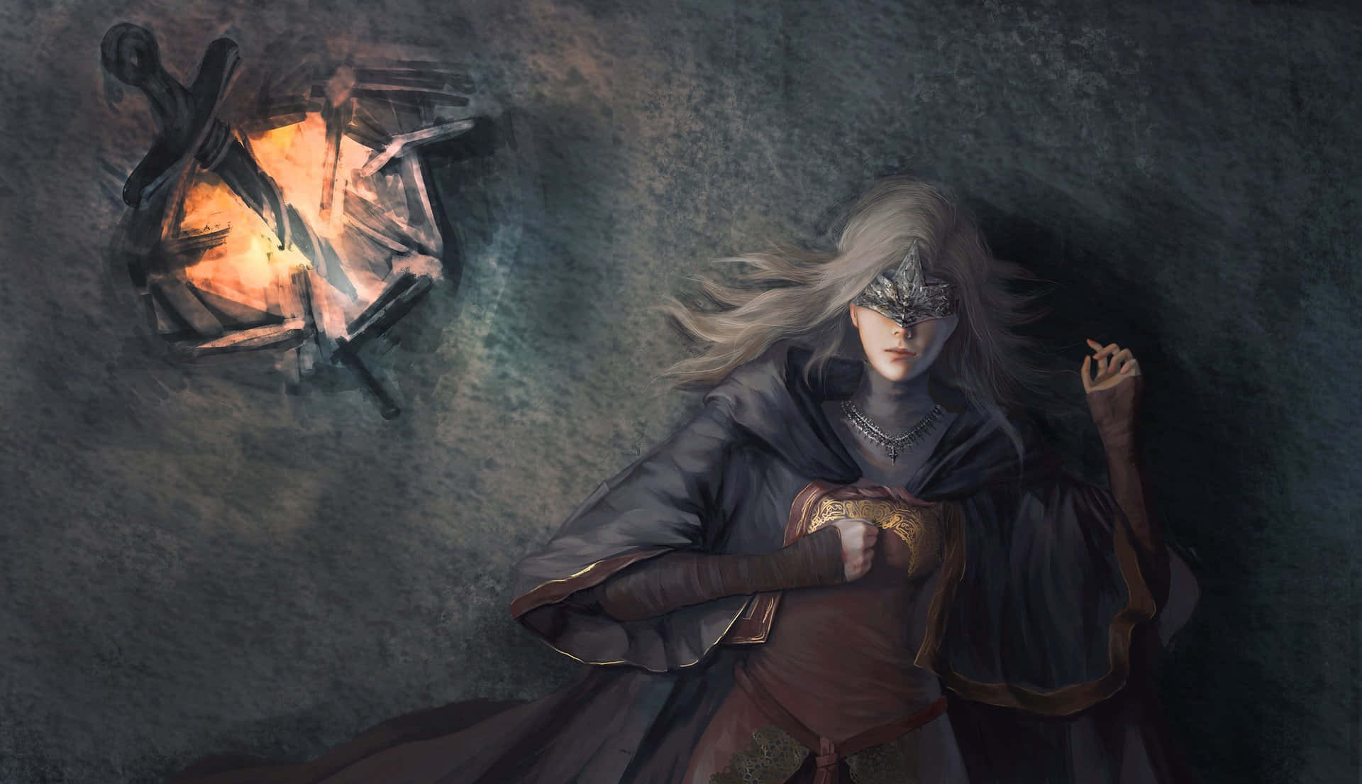 Fire Keeper 桌布 壁紙 — 一位戴面具的戰士，銀色長髮飄逸，站在昏暗的洞穴中，手持發光的劍柄，被熾熱的火把照亮。