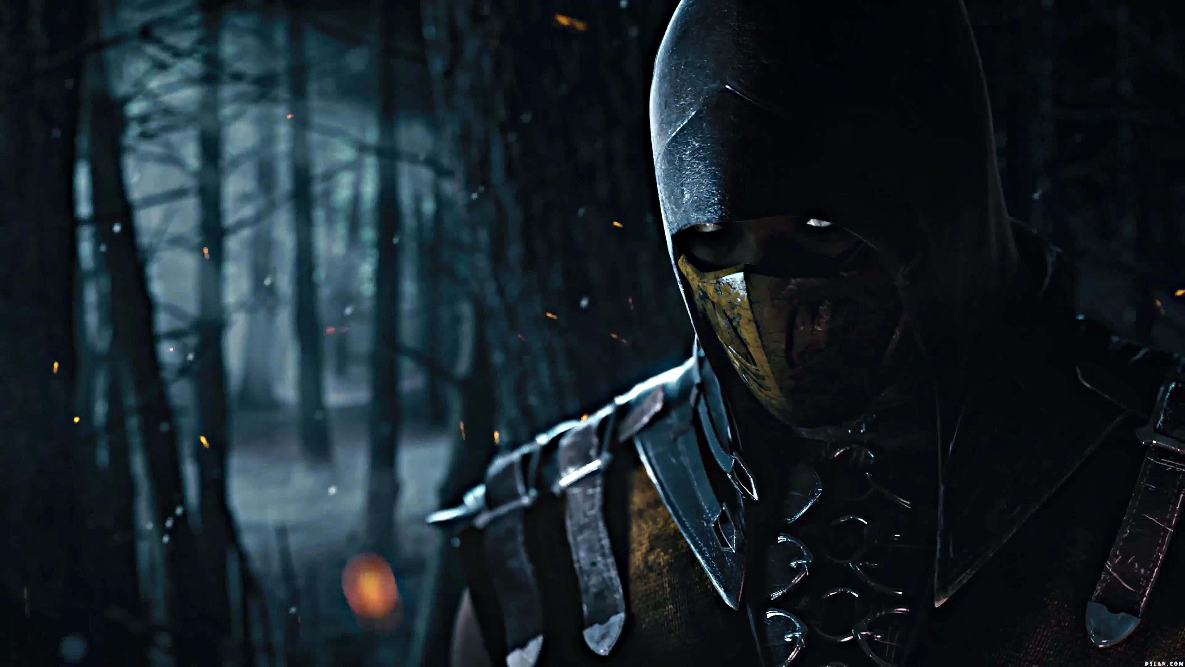 Mortal Kombat X 桌布 壁紙 — 一位戴面具的戰士身穿暗色盔甲，夜晚站在霧氣瀰漫的森林中，周圍漂浮著發光的餘燼。