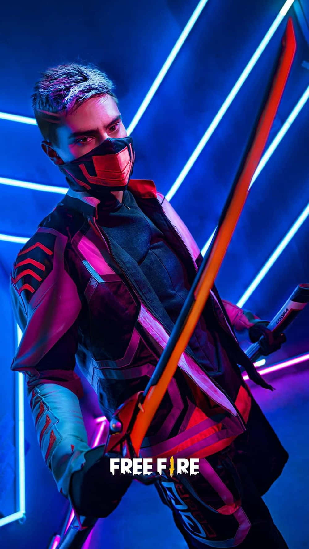 Free Fire Character 桌布 壁紙 — 一位戴面具的玩家在霓虹燈照亮的未來場景中，專注地揮舞著發光的劍。