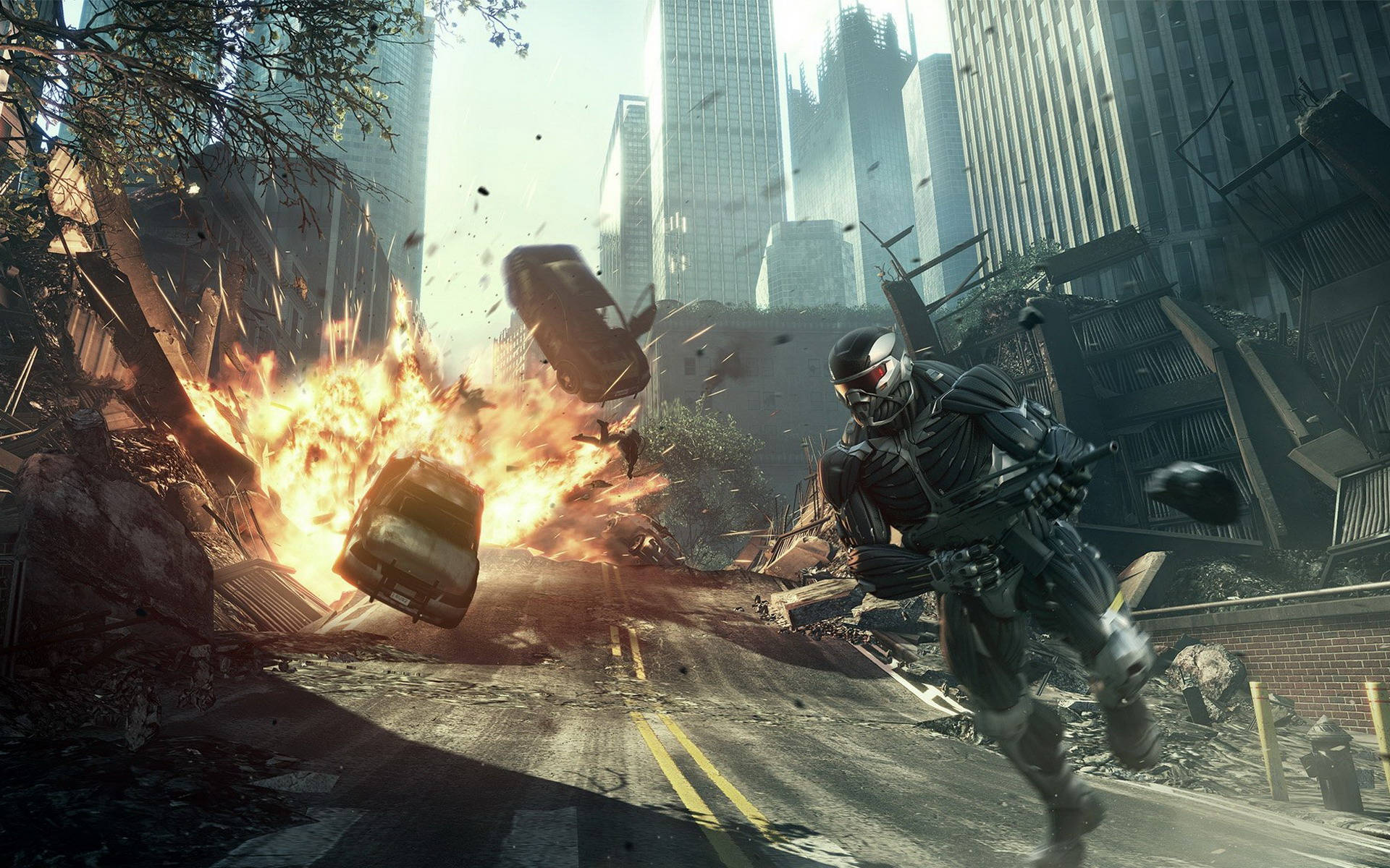 crysis 3 4K 桌布 壁紙 — 一位戴面具的超級英雄在破碎的城市街道上衝刺，汽車在摩天大樓間爆炸，陷入火海混亂。