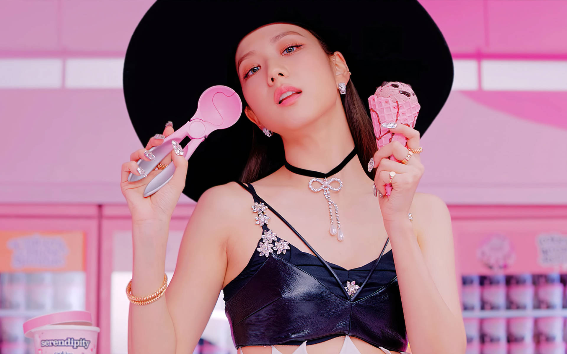 jisoo 可愛 桌布 壁紙 — 一位戴黑色帽子、穿閃亮上衣的時尚女性，在鮮豔的粉紅色背景前拿著粉紅色冰淇淋和湯匙。