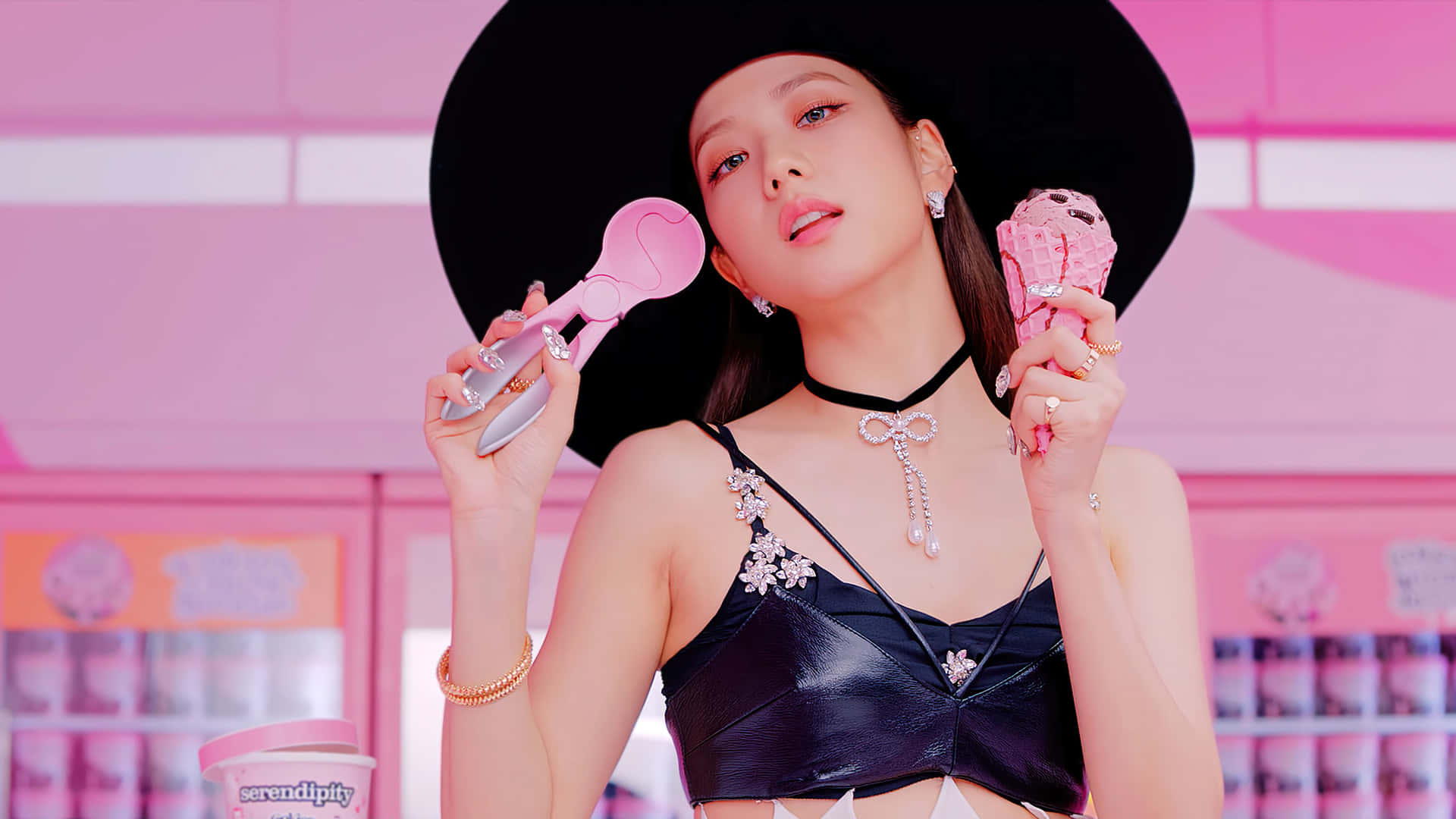 Ice Cream 桌布 壁紙 — 一位戴黑色帽子、身穿閃亮上衣的女性，在鮮豔的粉紅色背景前拿著粉紅色冰淇淋和湯匙。