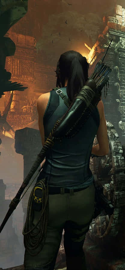 iPhone X Shadow Of The Tomb Raider 桌布 壁紙 — 一位手持弓箭和箭袋的女性冒險家站在搖搖欲墜的廢墟上，俯瞰著一片熾熱的古城景觀。