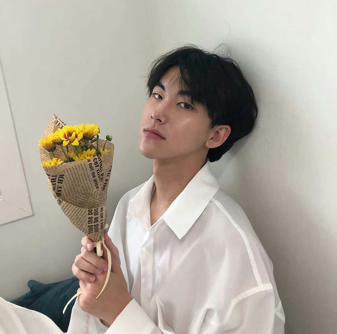 一位手持花束的男性 壁紙