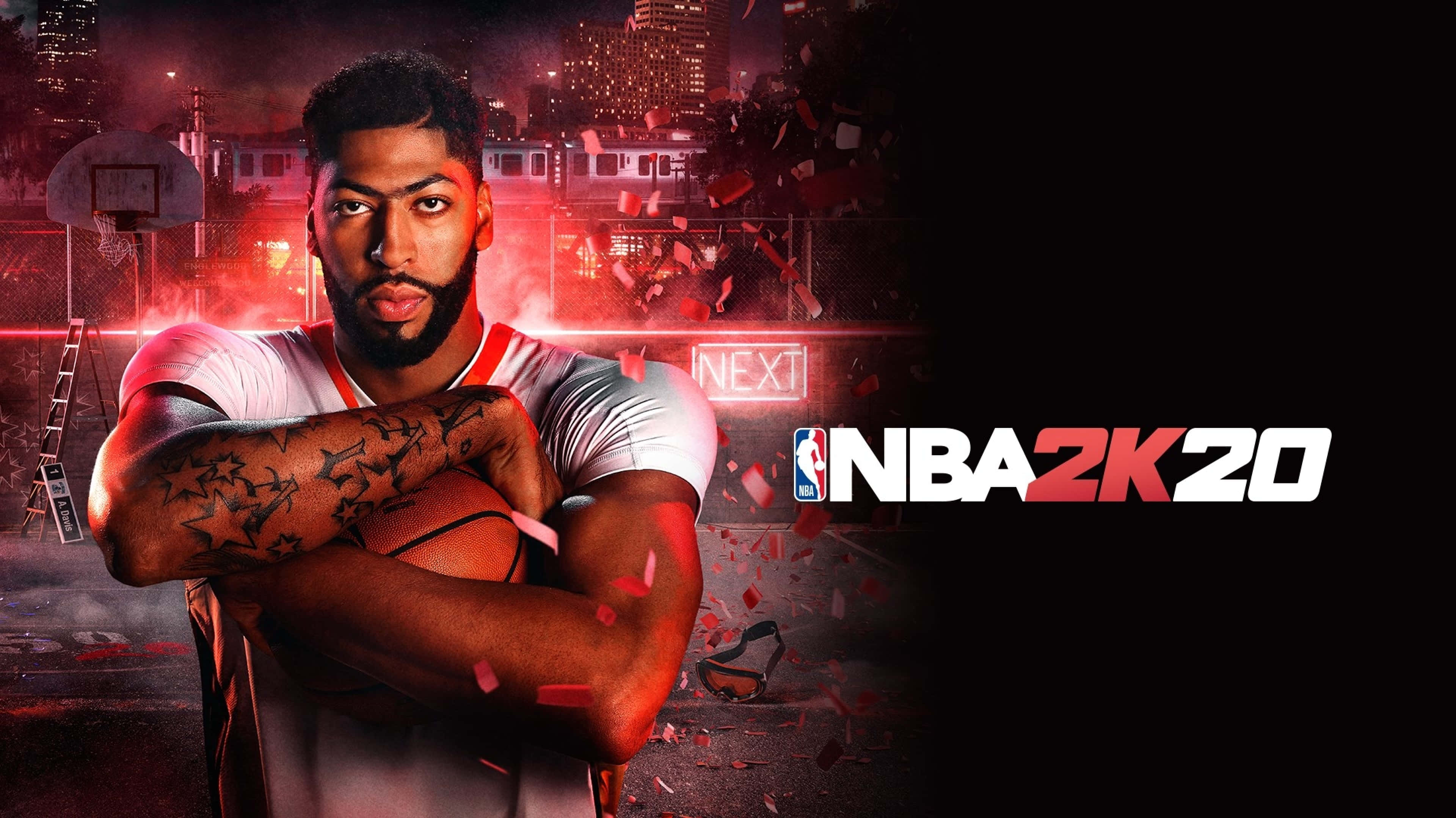 NBA 2k20 桌布 壁紙 — 一位手臂有刺青的籃球運動員在夜晚霓虹燈照亮的城市球場前拿著一個球。