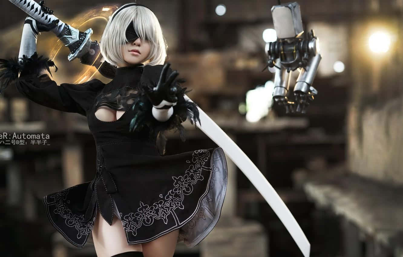 2B 桌布 壁紙 — 一位扮演《尼爾：自動人形》2B的cosplayer在昏暗的工業環境中揮舞著發光的劍，附近有一個機械臂。