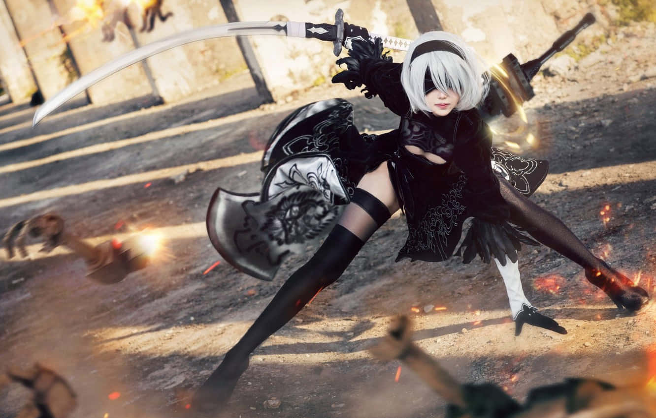 2B 桌布 壁紙 — 一位扮演《尼爾：自動人形》2B的cosplayer在火花四濺和模糊敵人中以動態戰鬥姿勢揮舞武士刀。