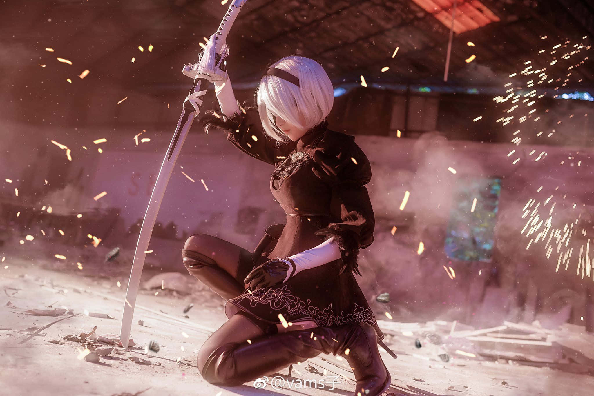 2B 桌布 壁紙 — 一位扮演《尼爾：自動人形》2B的cosplayer跪在廢棄倉庫中，揮舞著劍，火花四濺。