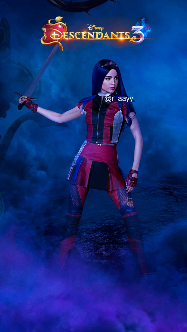 電影動圖 桌布 壁紙 — 一位扮演《星光繼承者3》中伊薇的cosplayer在煙霧彌漫的藍紫色神秘場景中手持劍站立。