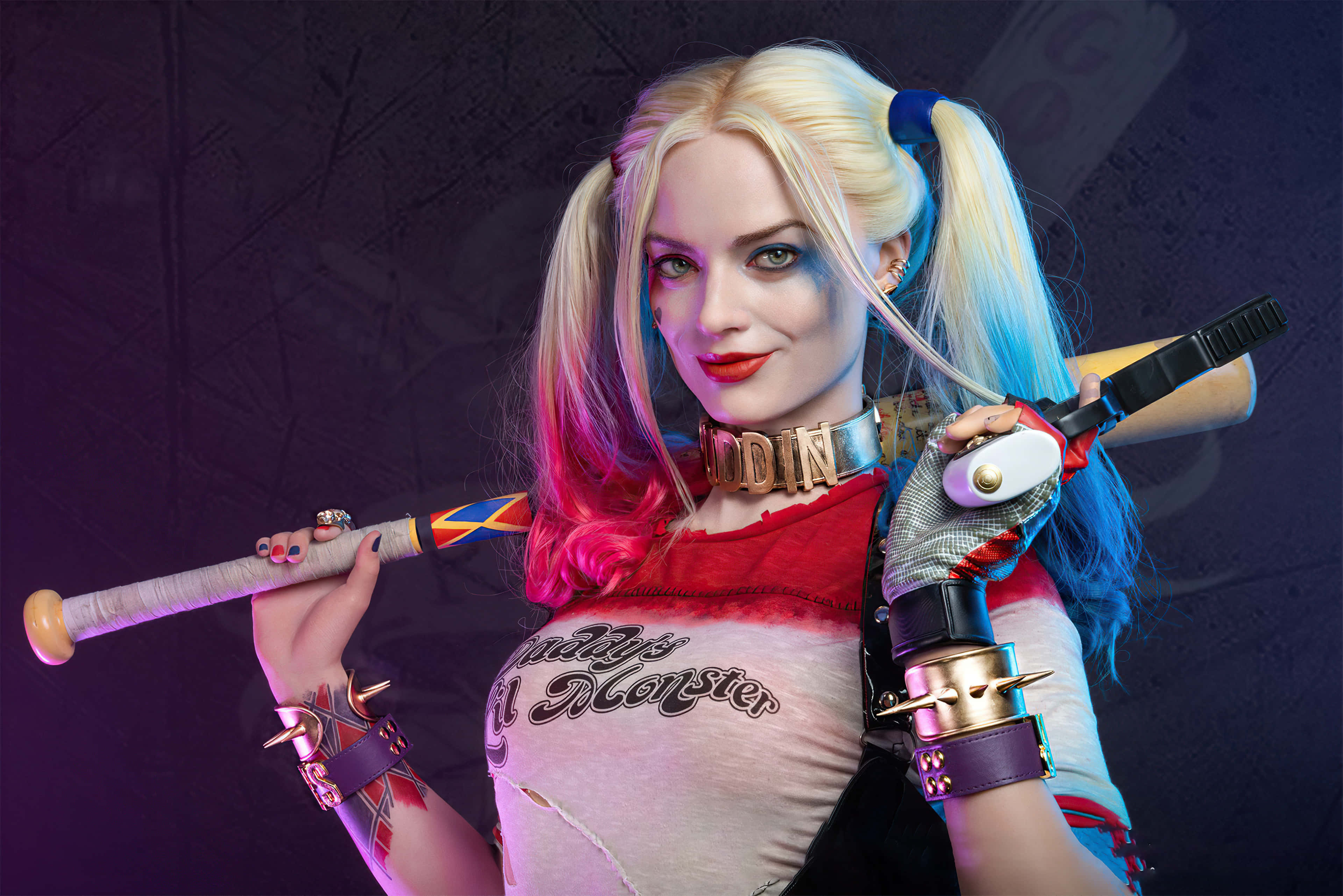 Margot Robbie Harley Quinn 桌布 壁紙 — 一位扮演哈莉·奎茵的角色扮演者，手持棒球棍，擁有色彩繽紛的頭髮和誇張的妝容，背景為深色。