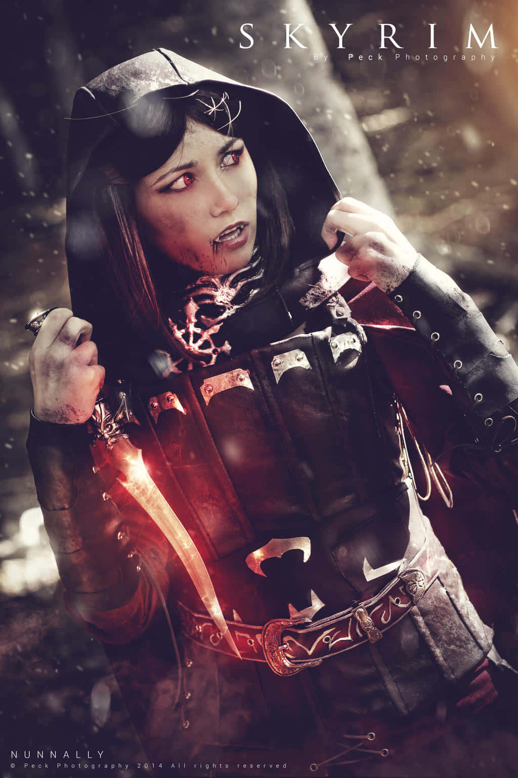 Skyrim Serana 桌布 壁紙 — 一位扮演天際戰士的cosplayer，眼睛發出紅光，手持血刃，站在黑暗的森林中。